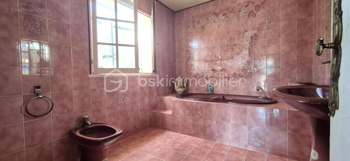 Propriete au calme--maison 410m² divisee en 5 appartements +garage-- parcelle de plus de  2000m² -zone ujn - photo 7
