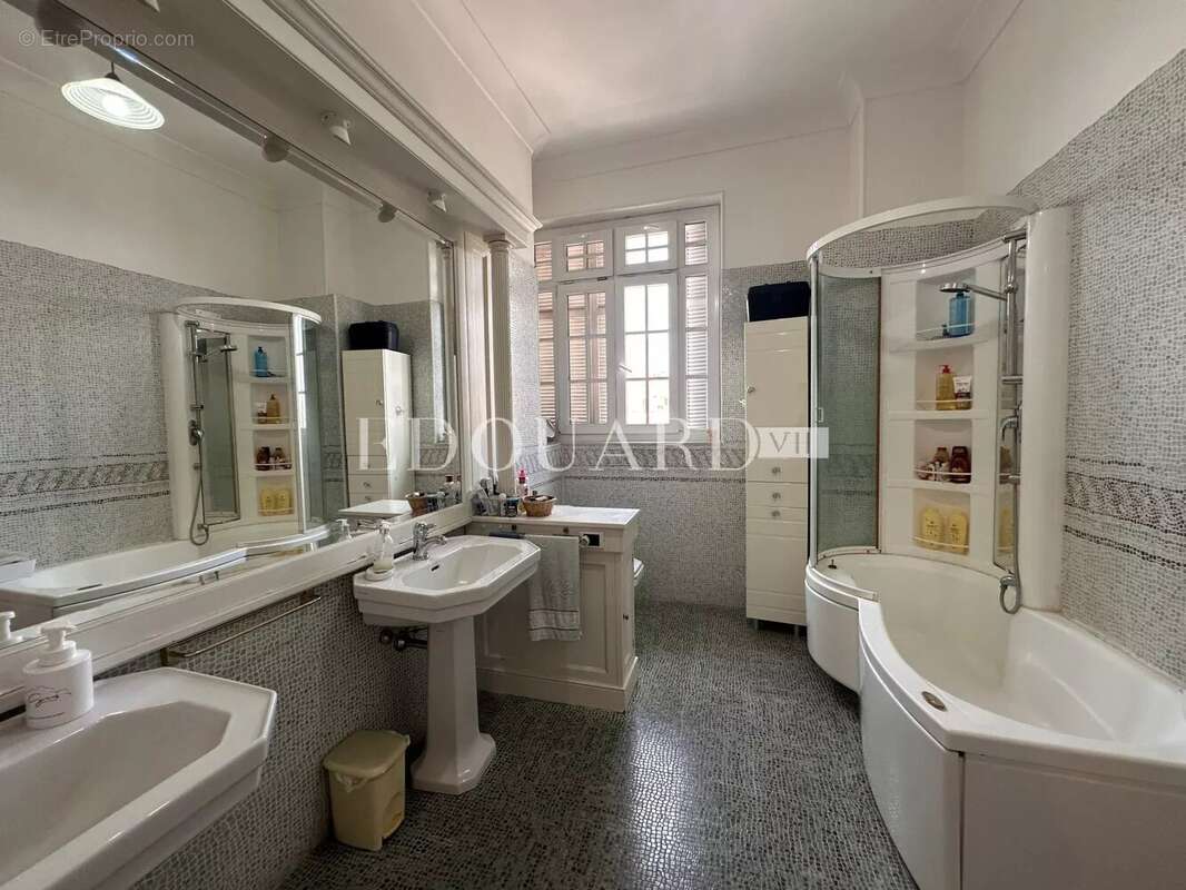 Vaste trois pièces à vendre avec belle vue sur la ville jusqu’à la mer, en plein centre de Menton - photo 27