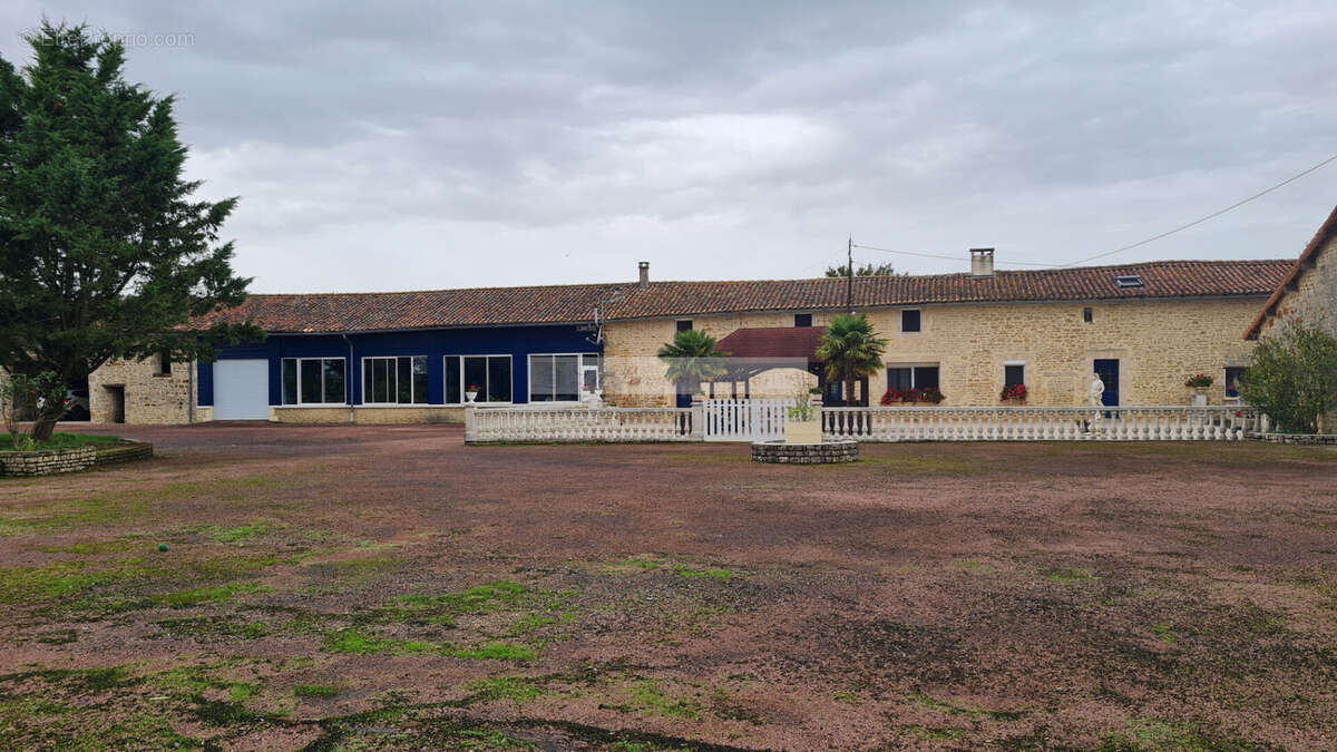 Maison avec ensemble immobilier SOUVIGNE 5 Kms - photo 2