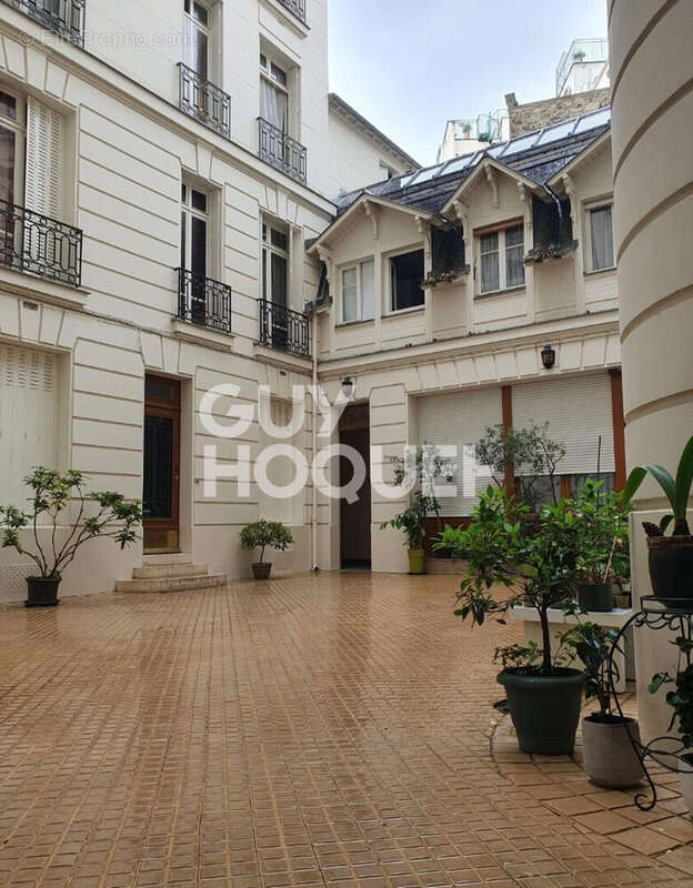 Appartement à PARIS-16E