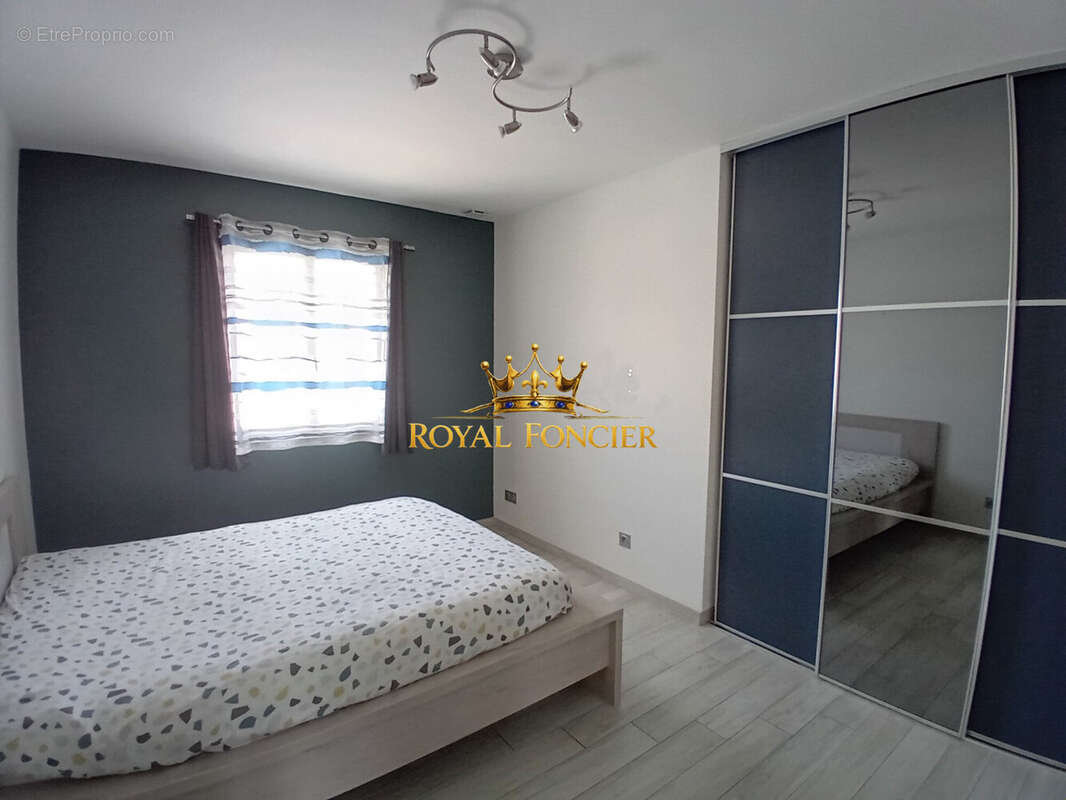 Maison 185 m² à Dange-Saint-Romain  - photo 8
