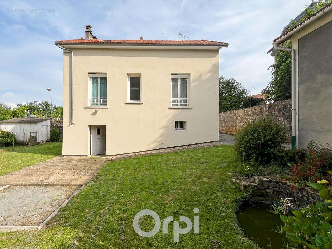 Maison à LA JONCHERE-SAINT-MAURICE