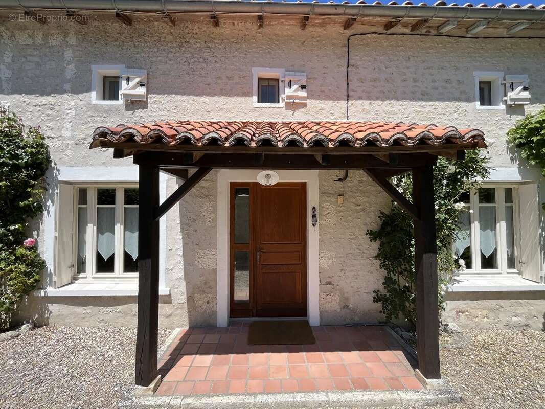 Maison à SAINT-LAURENT-DES-COMBES