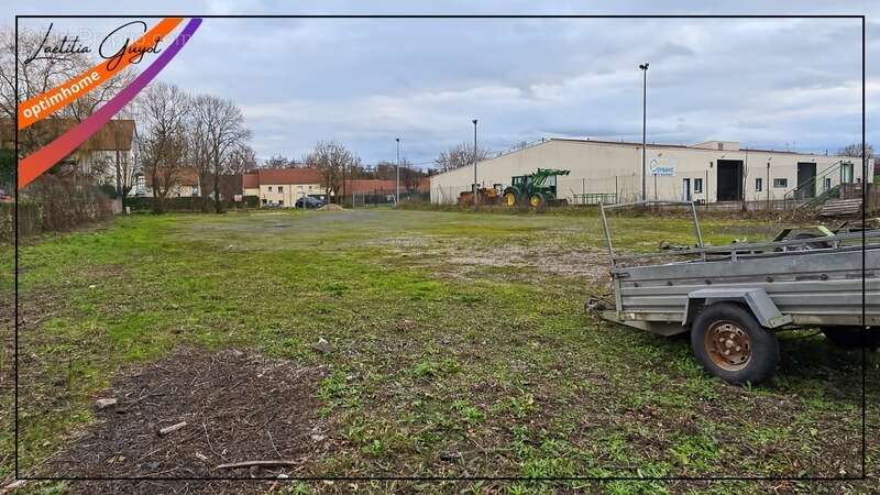 Terrain à SOUVIGNY
