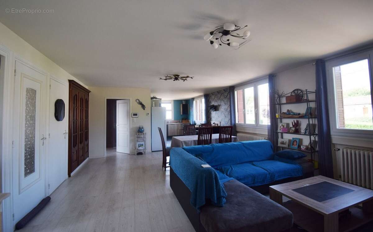À VENDRE - Maison sur les hauteurs de CUSSET avec garage et jardin. - photo 4
