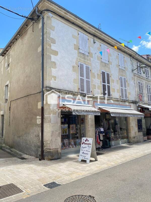 Photo 1 - Commerce à SAINT-JEAN-D'ANGELY