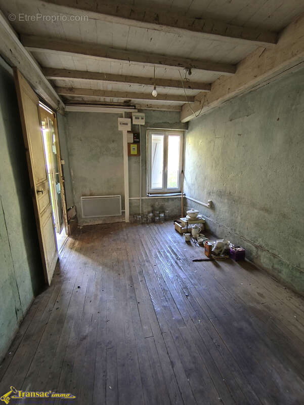 À Escoutoux, ensemble immobilier comprenant 2 maisons à rénover avec terrain. - photo 4