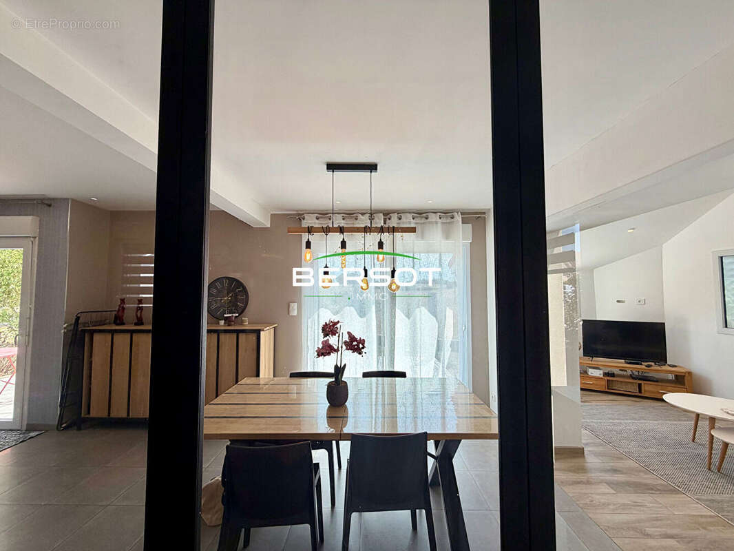 EXCLUSIVITÉ BERSOT IMMOBILIER - Villa contemporaine 145 m² avec 3 chambres, bureau, terrain de 946 m² et vue dégagée - photo 7