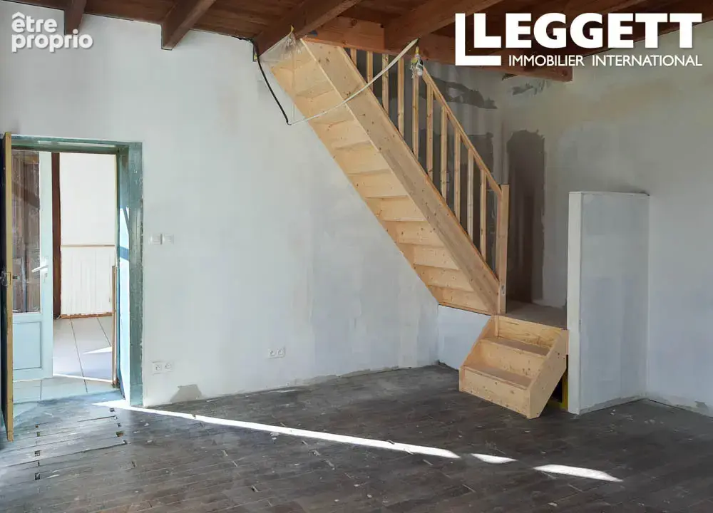 Maison individuelle en pierre avec bâtiments et jardin - photo 9