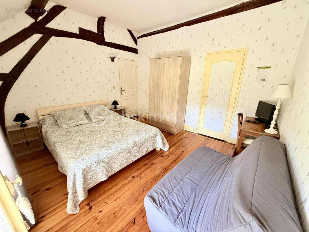 Bâtisse Ancienne avec 5 Chambres + Dépendances - photo 11