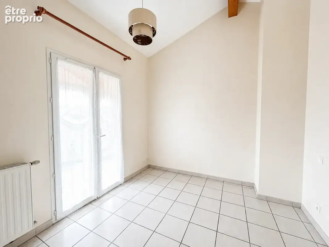 Maison familiale T5 avec jardin arboré et véranda isolée. - photo 7