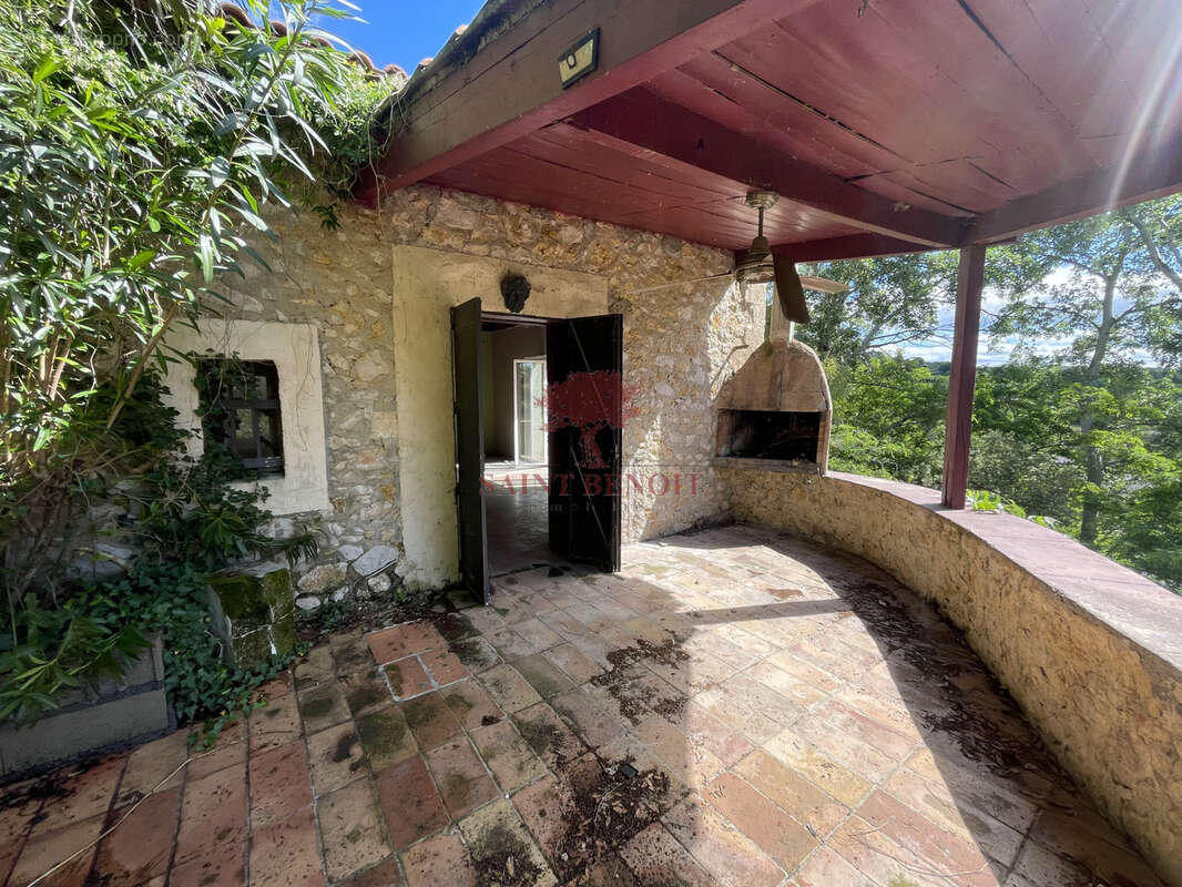 Maison de type t3 sur 2 niveaux et un appartement de type t2 sur une parcelle arboree de 6069m2 avec un bassin - photo 4