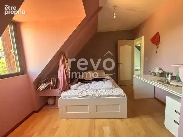 VARRAINS  Maison familiale de 130 m² avec piscine chauffée, au calme entre ville et campagne. - photo 10