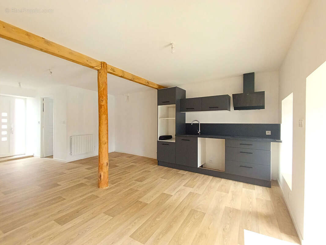 Autre à SAINT-PIERRE-DU-CHAMP