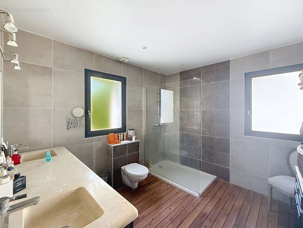 Vaste maison contemporaine dans un cadre verdoyant - photo 13