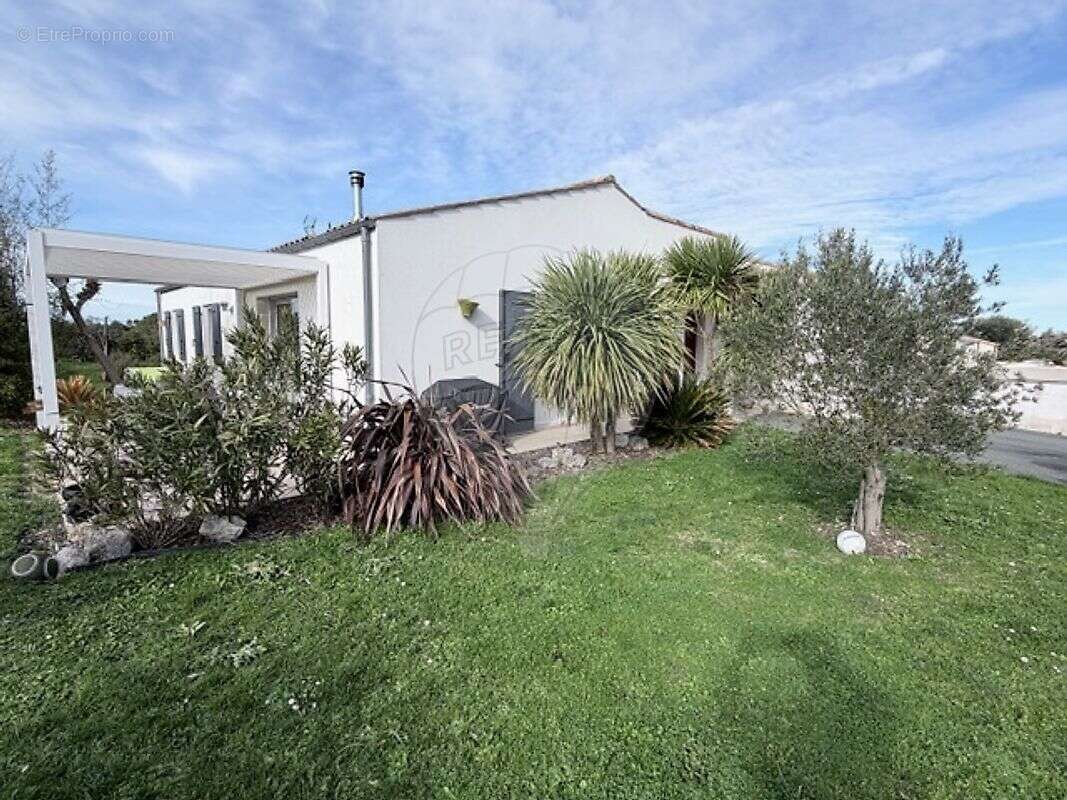 Maison à CHAILLEVETTE