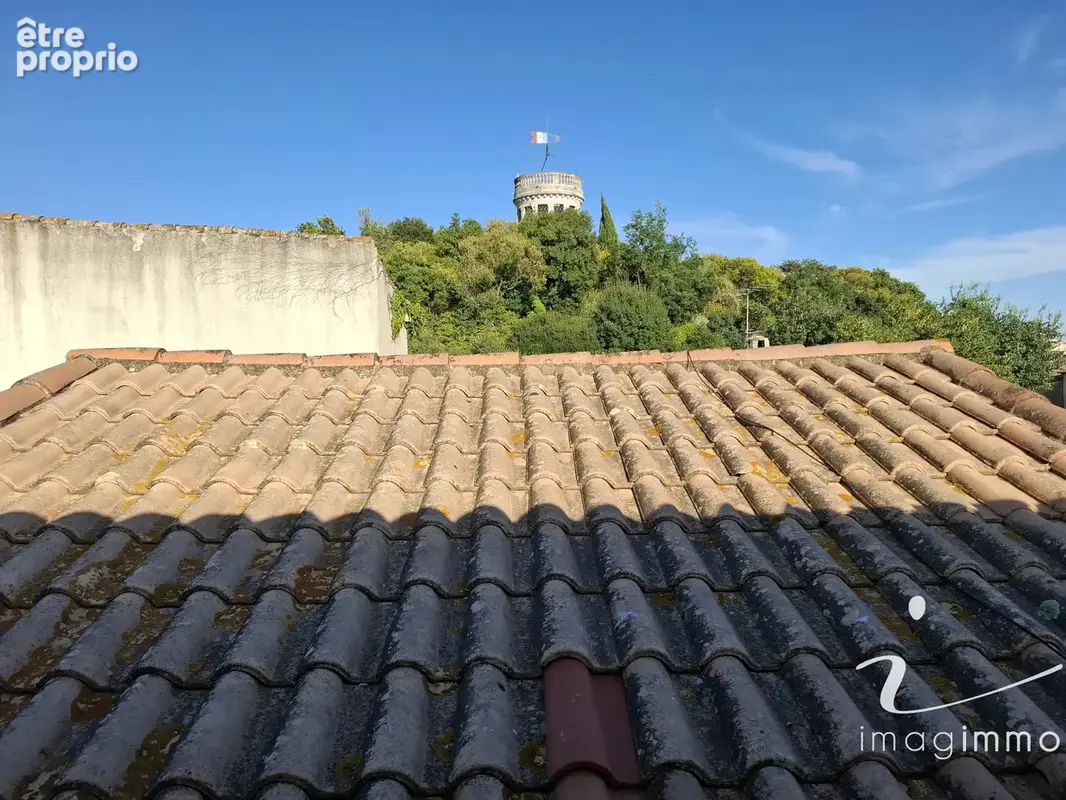 Idéalement placée, découvrez cette spacieuse maison de village avec un garage de 75 m2 ! - photo 11
