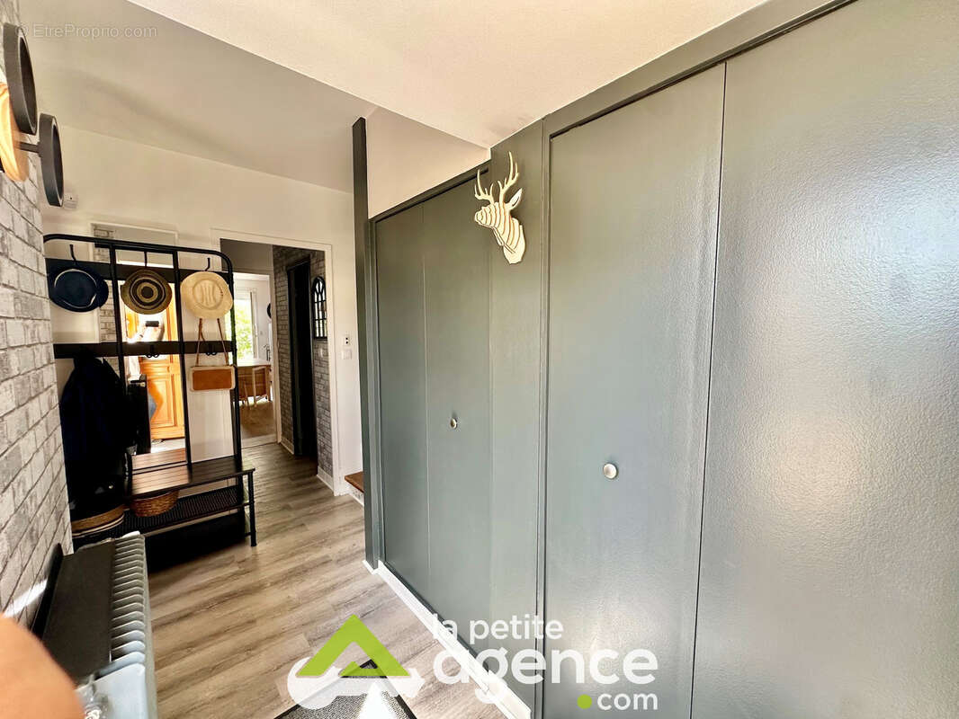 Bourges, dans impasse, au calme, maison rénovée de 102 m2, climatisée avec garage et jardinet. - photo 2