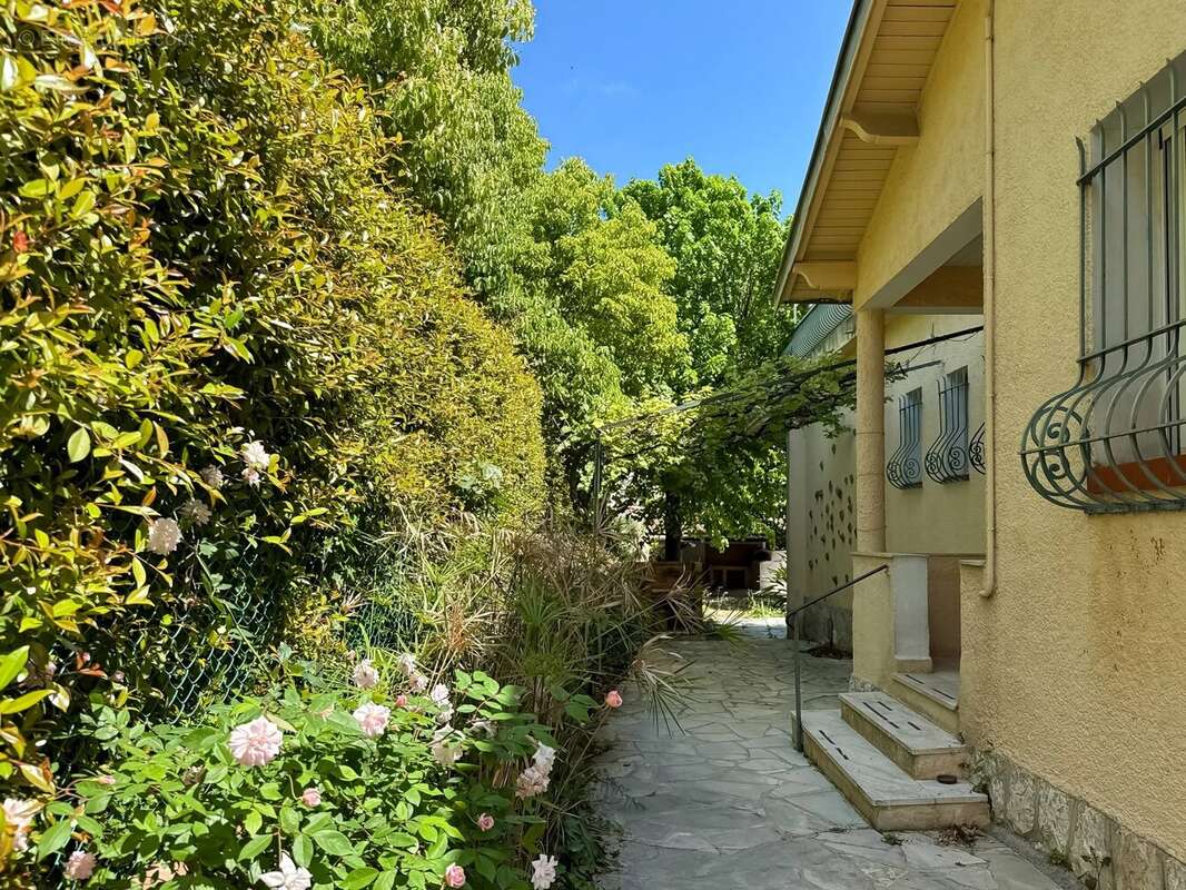VILLEFRANCHE-SUR-MER – Dans un Écrin de Verdure - photo 9