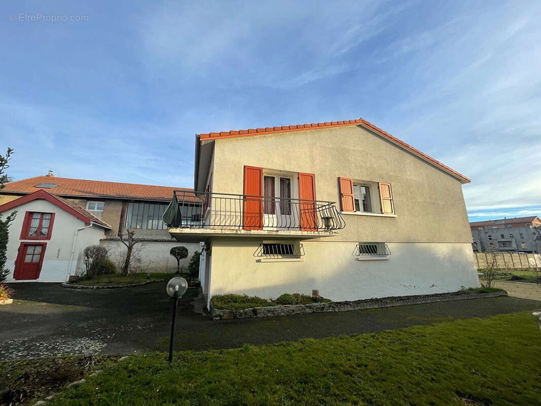 Maison à CHAZELLES-SUR-LYON