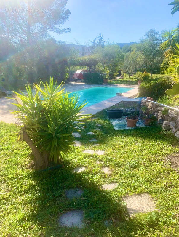 Maison à LA ROQUETTE-SUR-SIAGNE