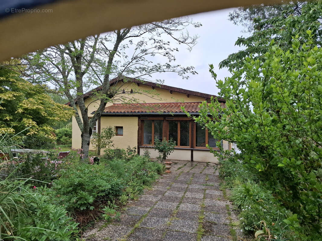 Maison à MONTROL-SENARD