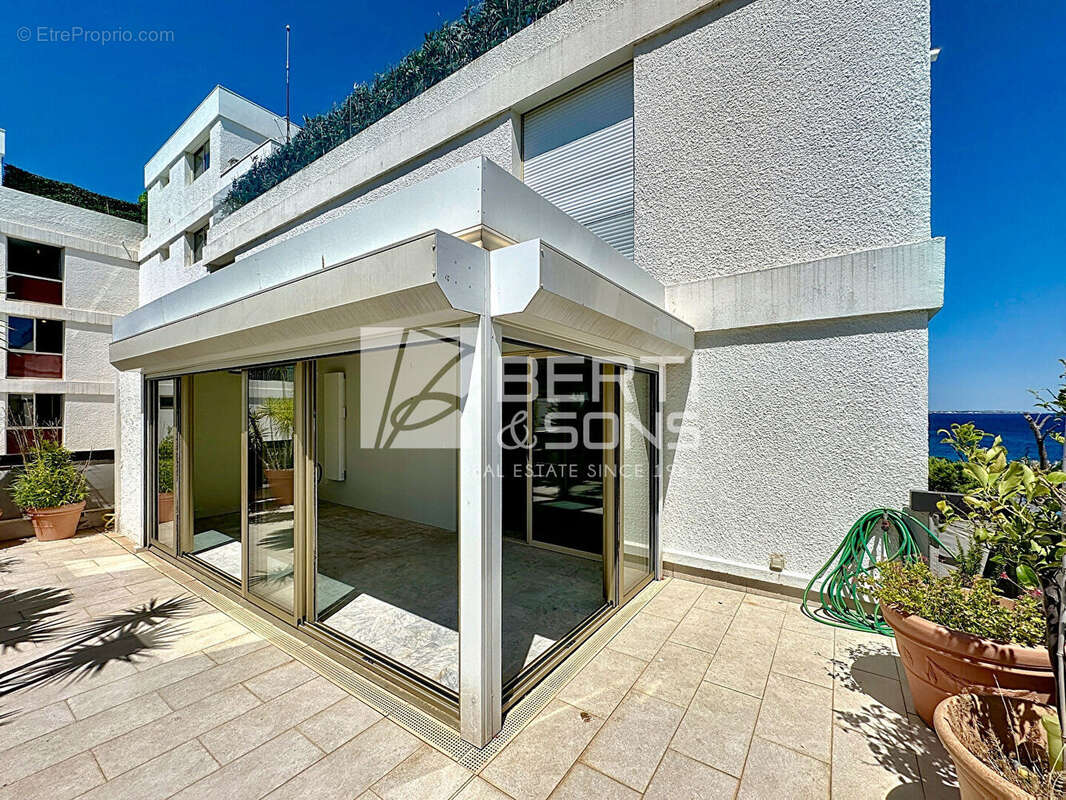 Exclusivité - mandelieu front de mer  - studio alcove transformable en 2 pieces - vue mer - garage et cave ! - photo 8