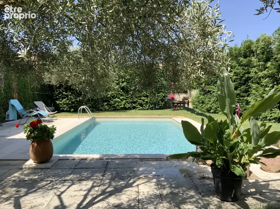 Dans village avec commerces, charmante maison en pierre avec jardin et piscine. - photo 5