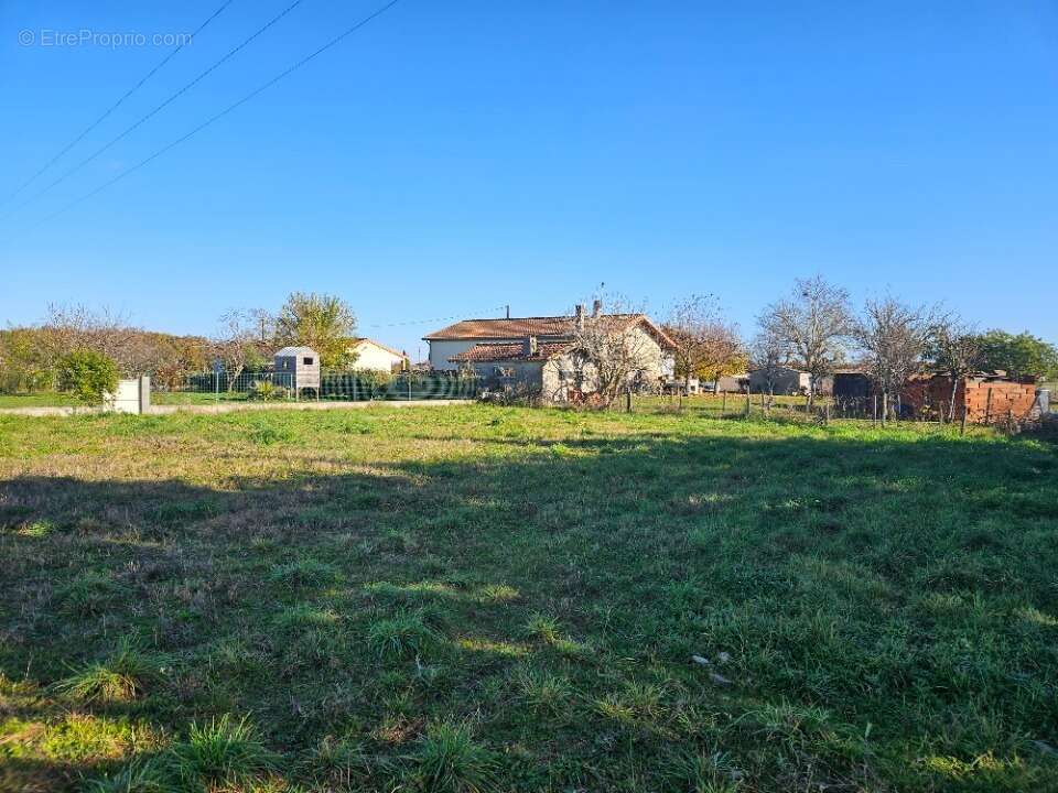 Terrain à SAINT-CLAR-DE-RIVIERE