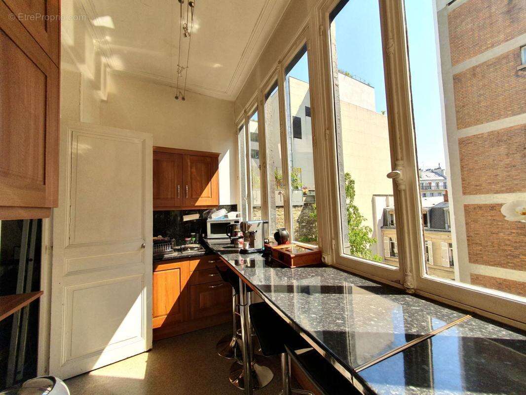 Commerce à PARIS-9E