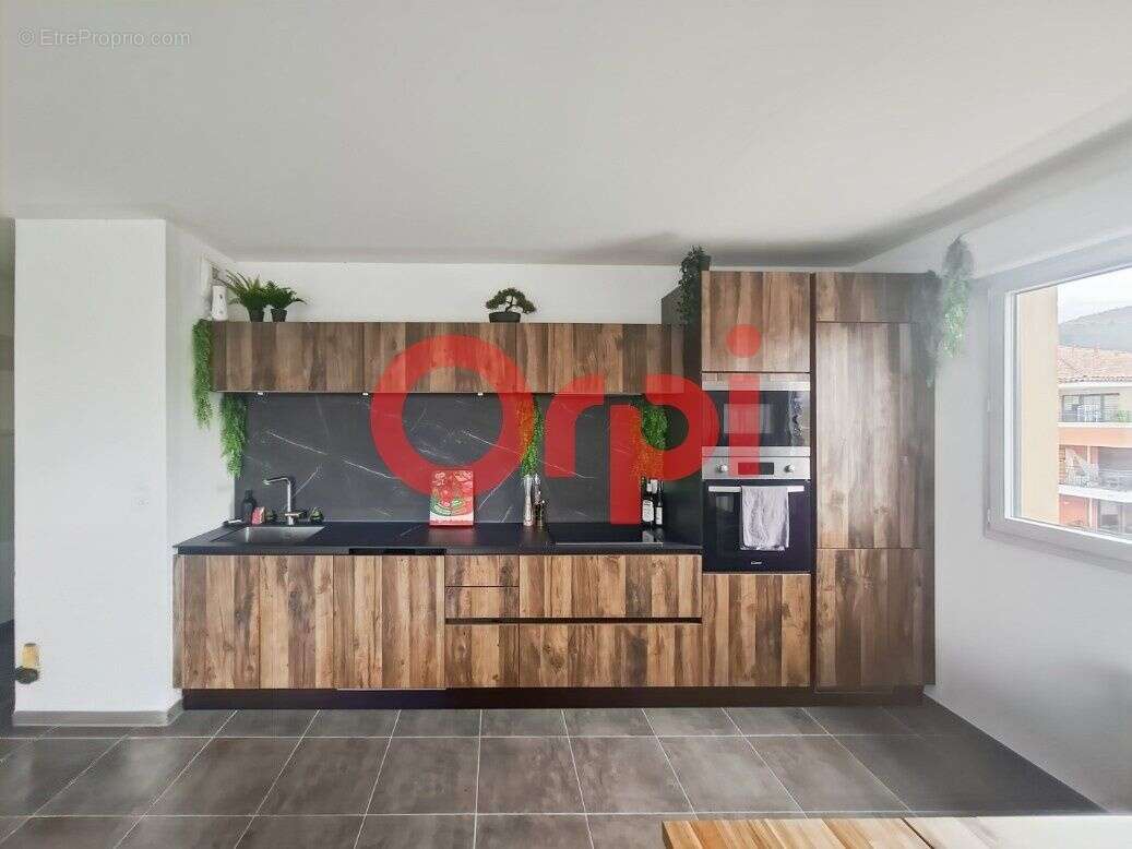 Appartement à LE PUY-SAINTE-REPARADE