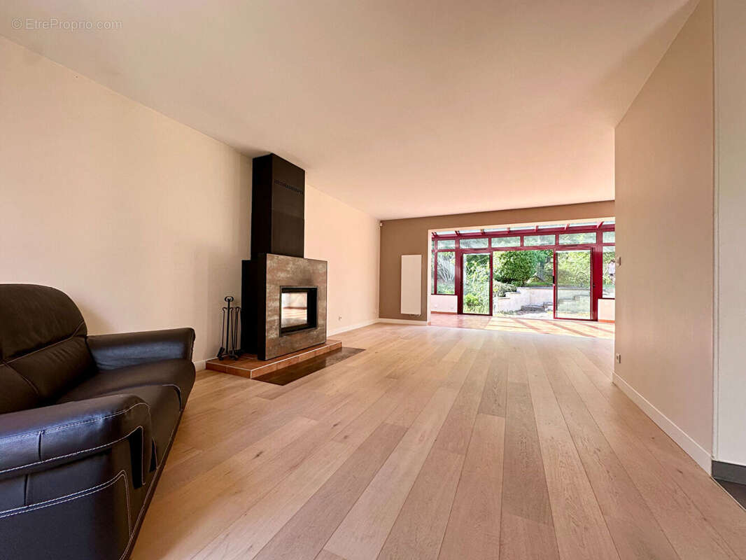 Maison à LE MESNIL-LE-ROI