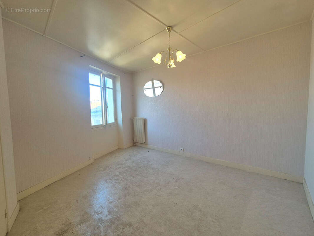 MIREFLEURS / Maison T5 de 115 M2, cour et nombreuses dépendances ! - photo 7