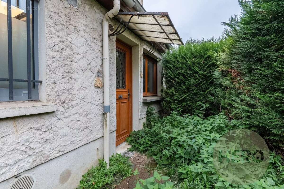 Commerce à NEAUPHLE-LE-CHATEAU