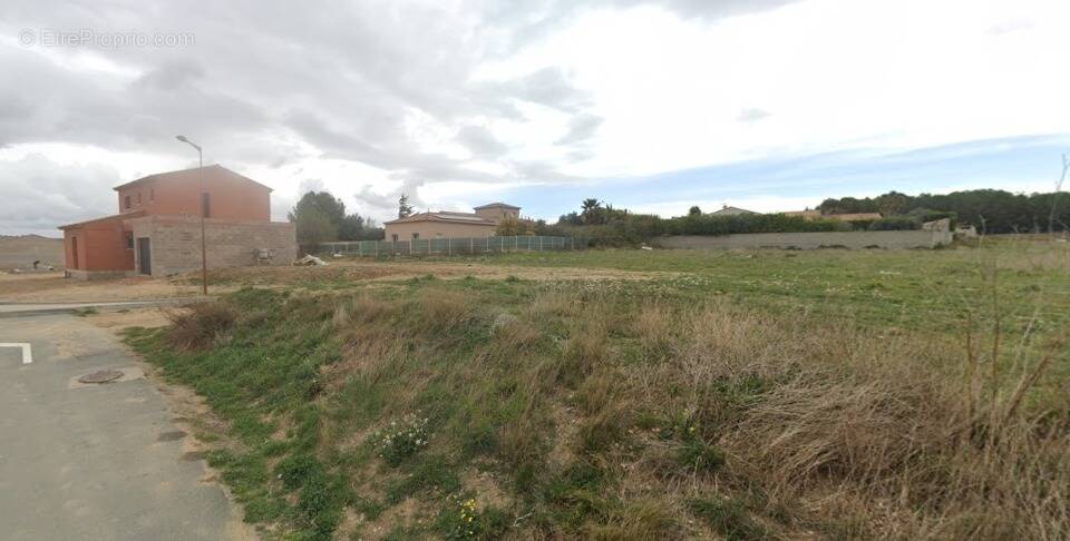 Terrain à LESPIGNAN