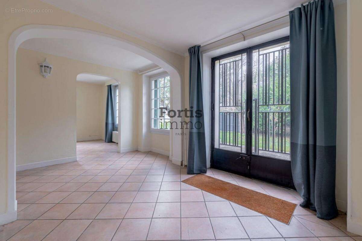 Maison à LE MESNIL-LE-ROI