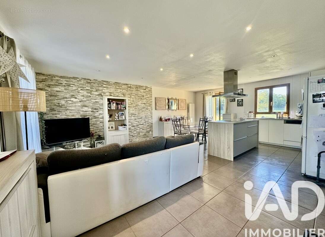 Maison 74 m² à Villeneuve-Sur-Yonne  - photo 2