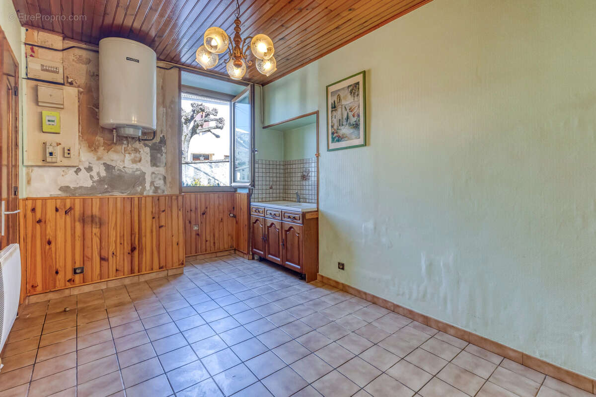 LA MOTTE D'AVEILLANS bourg : Maison de village 3P 51m2 mitoyenne à rénover + Terrain - photo 4