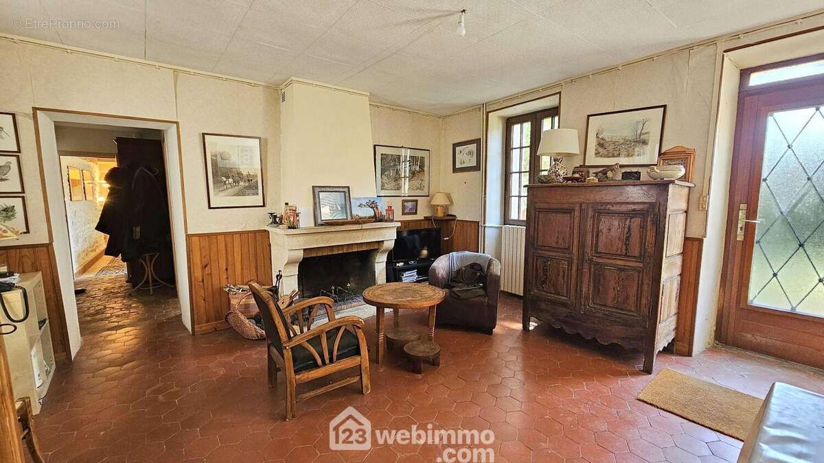 Voici le séjour de 30 m² lumineux.