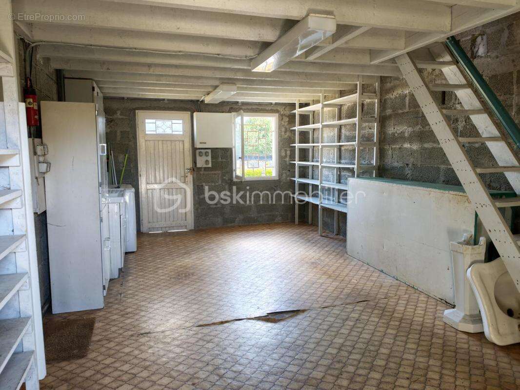Maison à rénover avec beau potentiel - garage et sous sol complet - photo 13