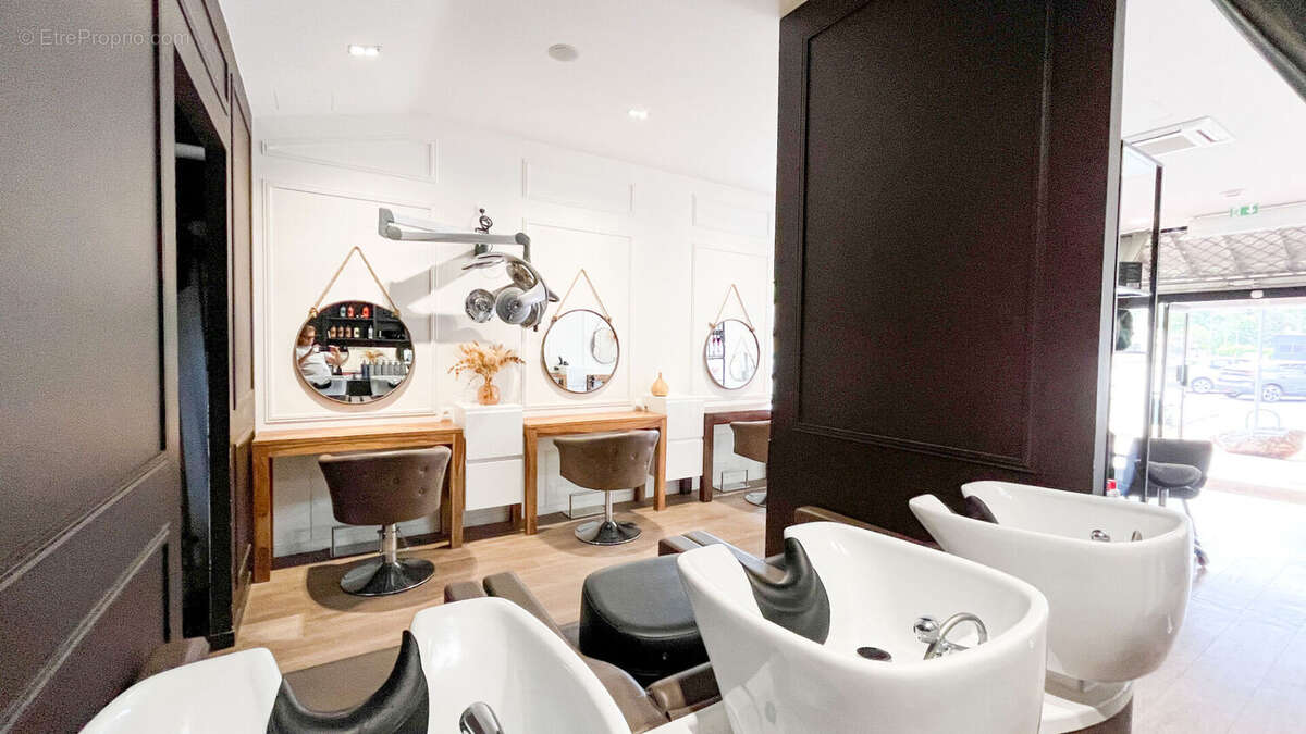 Commerce à LACROIX-FALGARDE