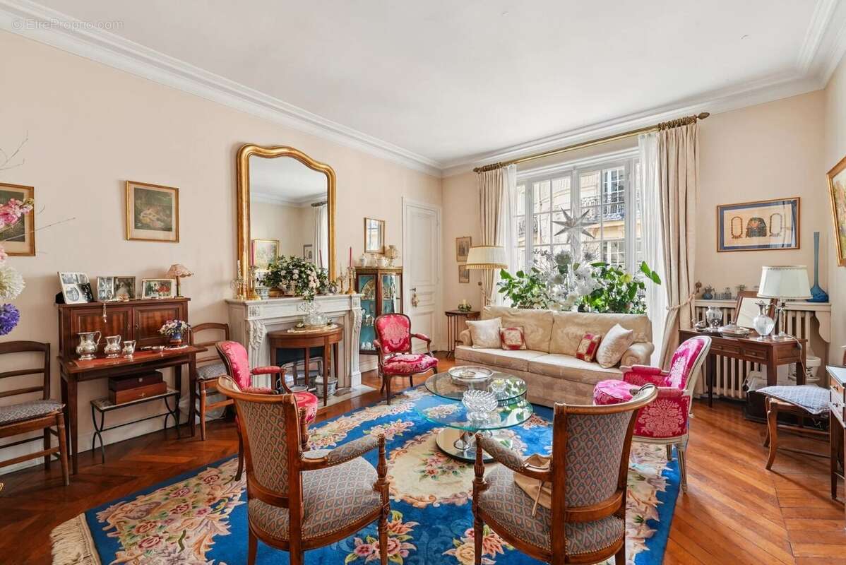 Appartement à NEUILLY-SUR-SEINE