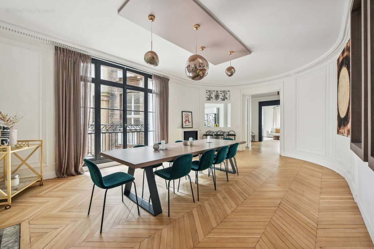 Appartement à PARIS-16E