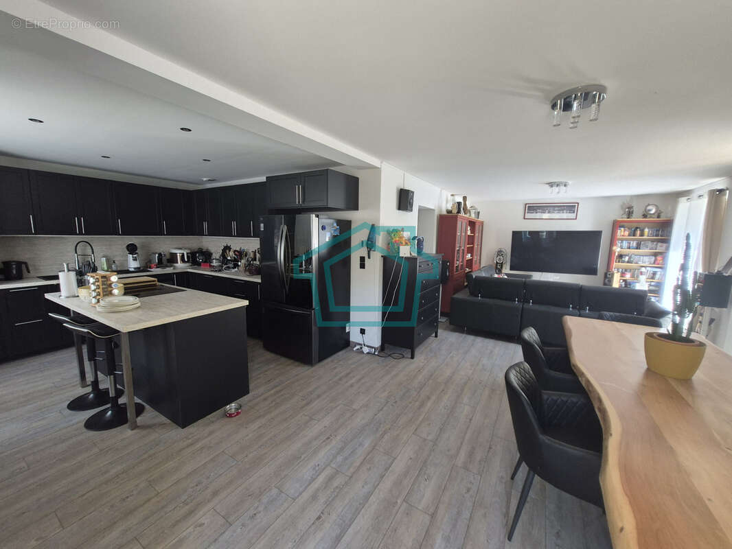 GROSROUVRE   Maison en pierre de caractère de 168 m2 avec grange de 100 m2, studio indépendant et fort potenti - photo 5