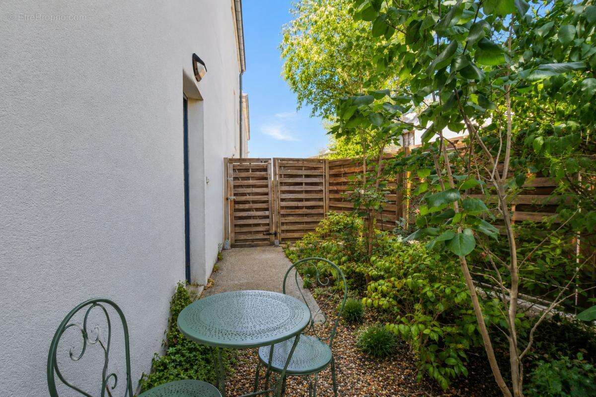 Nanterre / Place de la Boule - Maison avec deux extérieurs, cave et deux parkings - photo 3