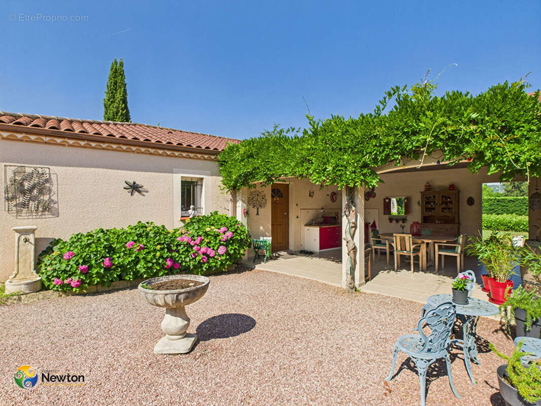 LOT- LUZECH    Superbe propriété, 4 chambres, située dans un grand parc clos avec piscine chauffée. - photo 3