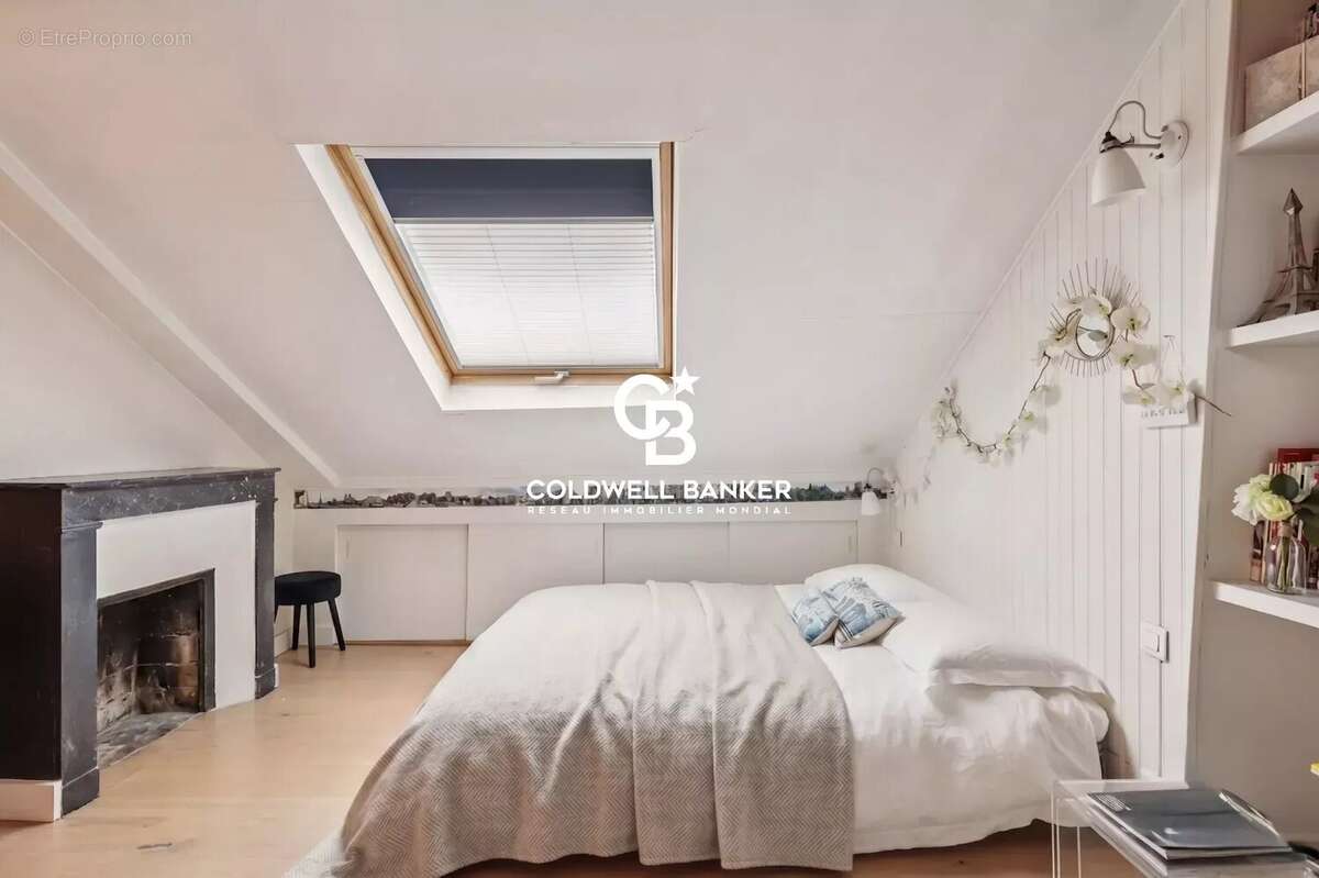 Exclusivité Coldwell Banker - Studio mansardé dans le Marais - photo 4
