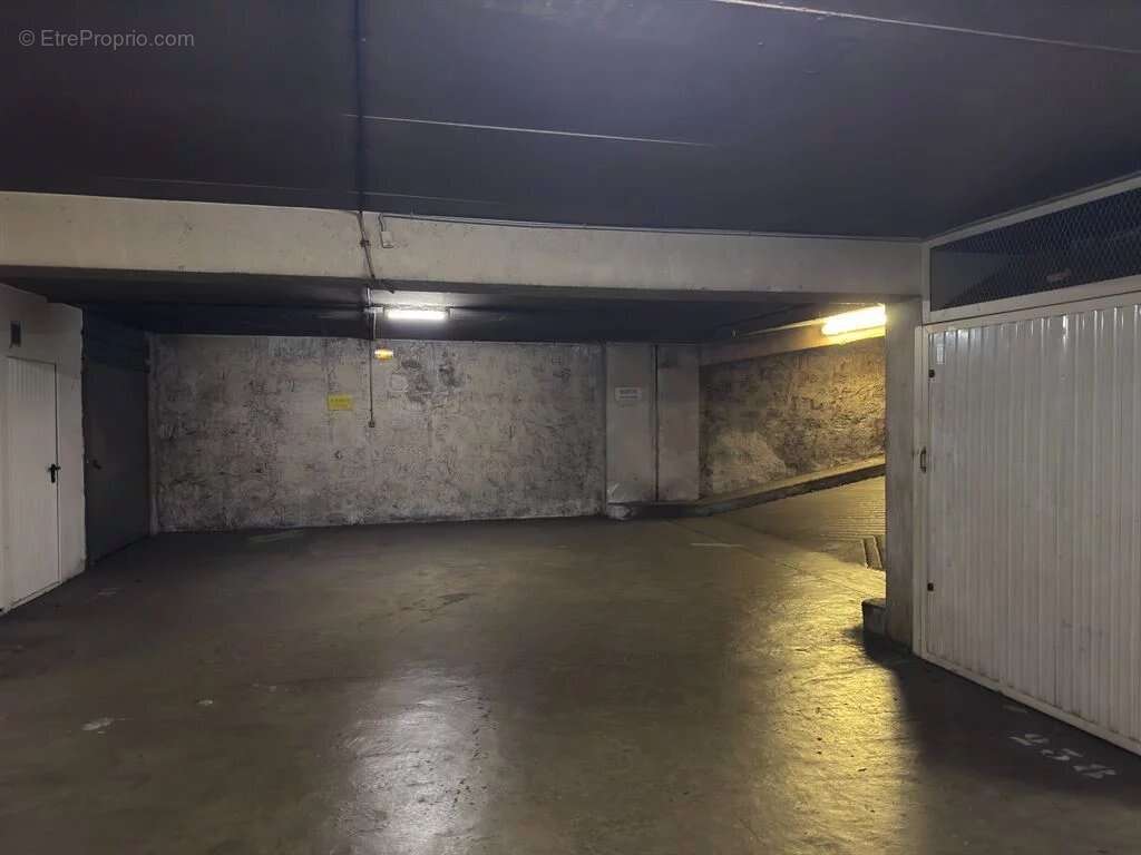 Parking - rue saint sebastien - photo 2