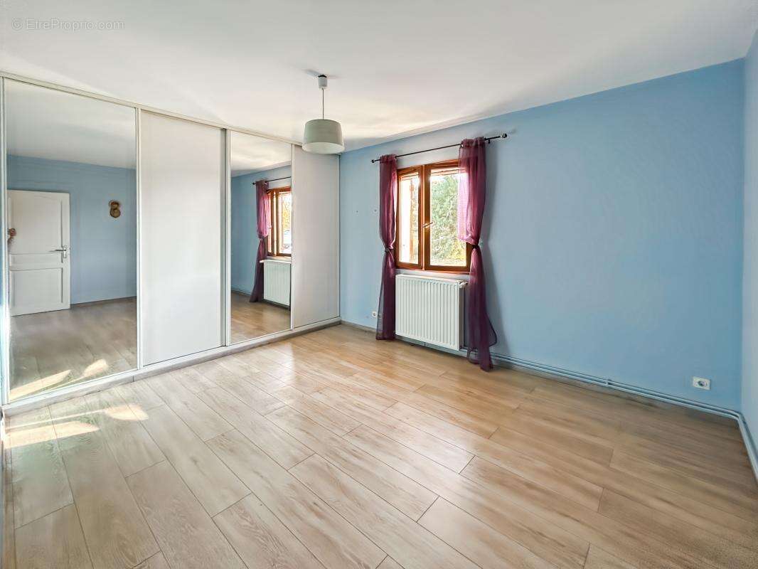 Proche FLEURANCE, maison individuelle de plain pied avec dépendances et terrain autour - photo 6