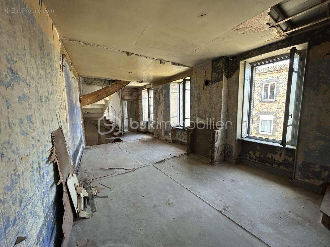 Maison à LE BREUIL-SUR-COUZE